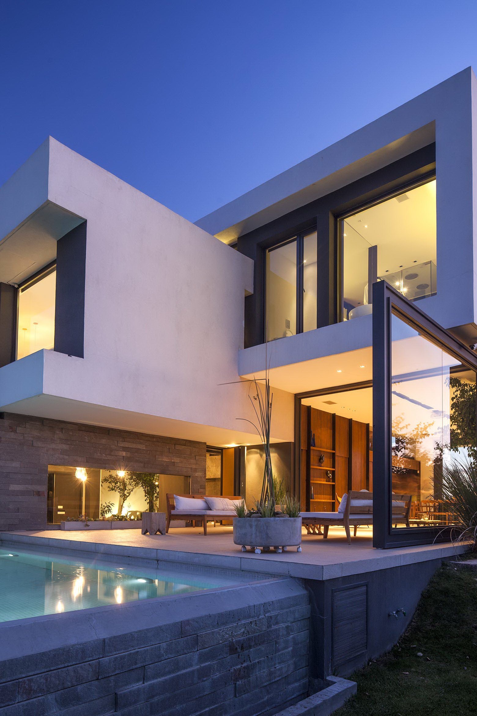 Moderní dům s výhledem na řeku