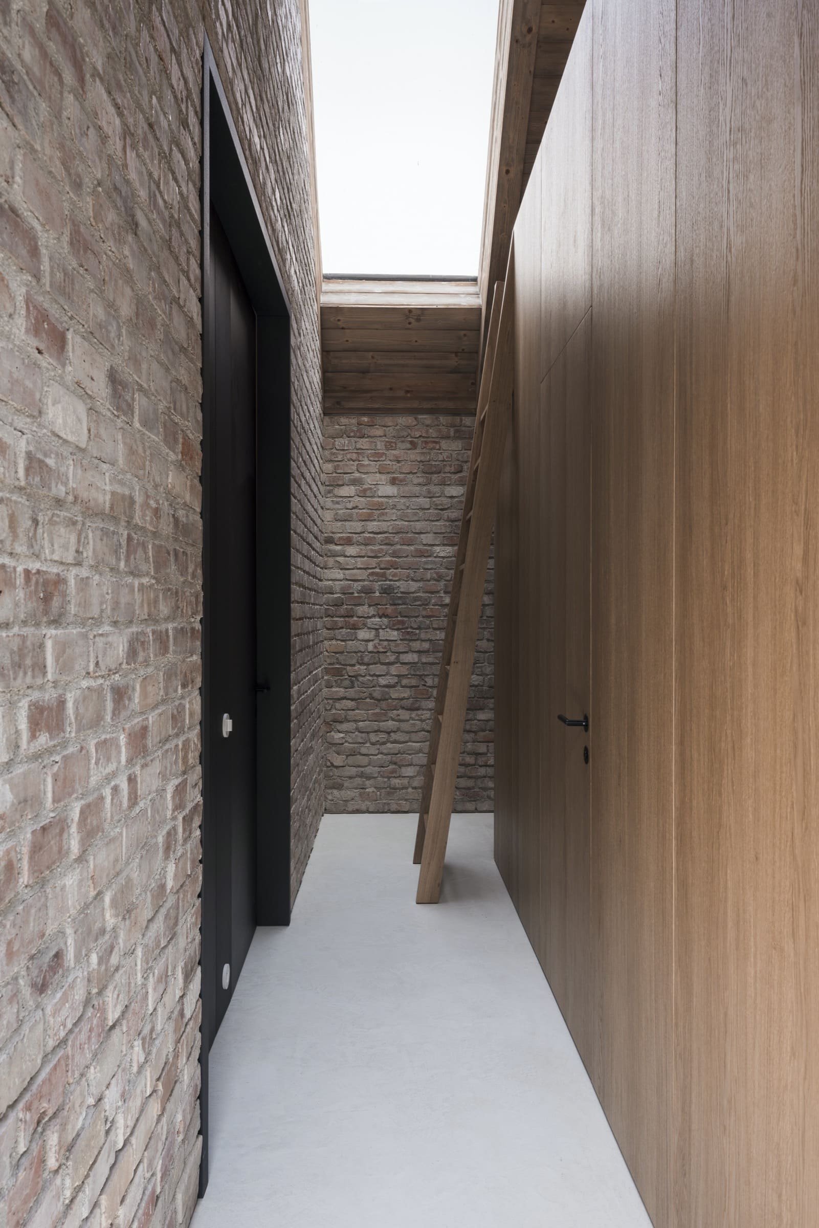 Moderní dům ze zrecyklovaného zdiva