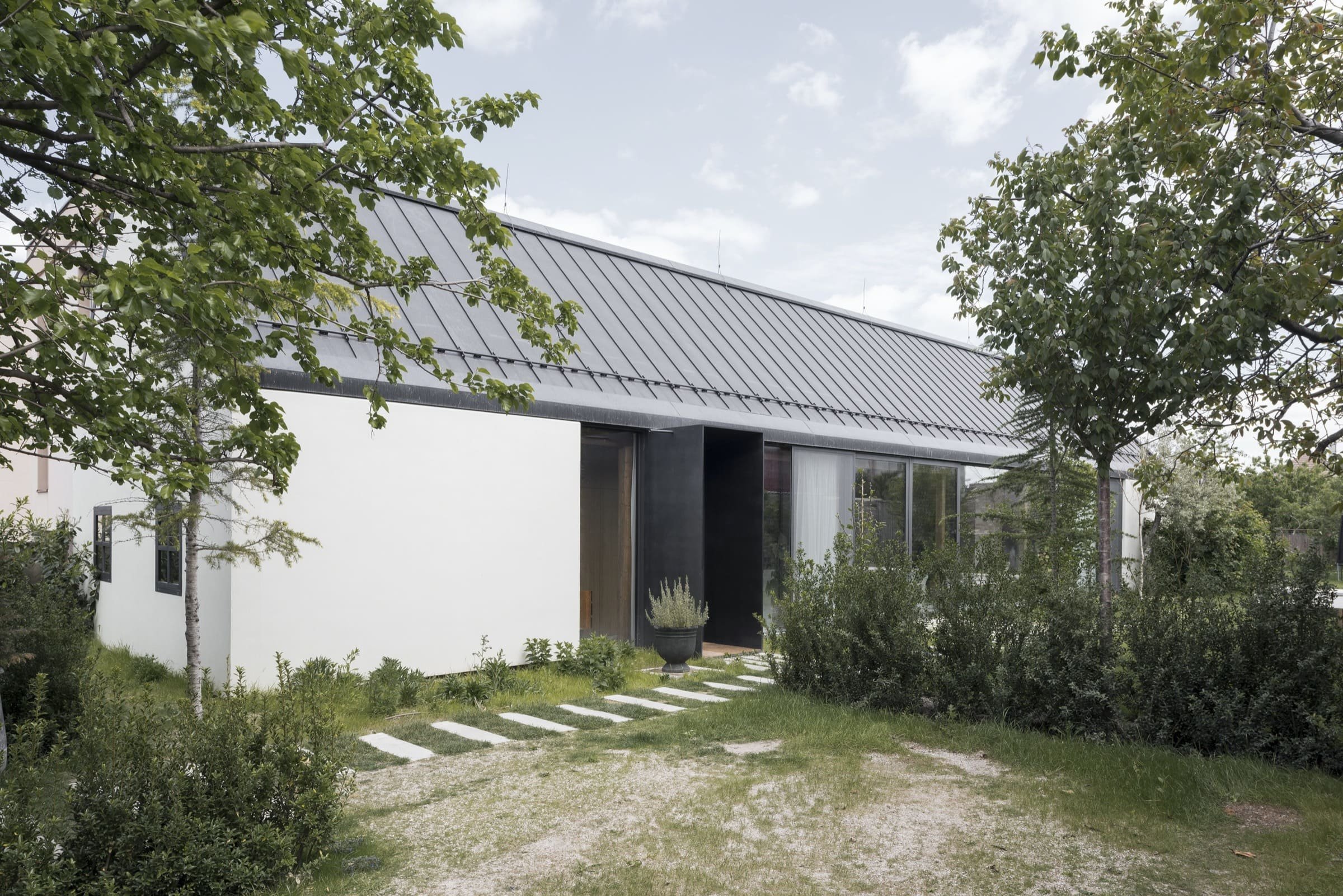 Moderní dům ze zrecyklovaného zdiva