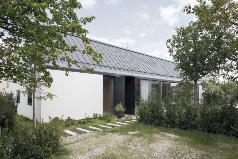 Moderní dům ze zrecyklovaného zdiva