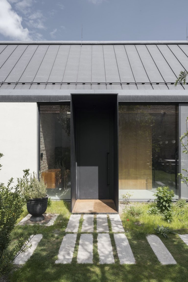 Moderní dům ze zrecyklovaného zdiva