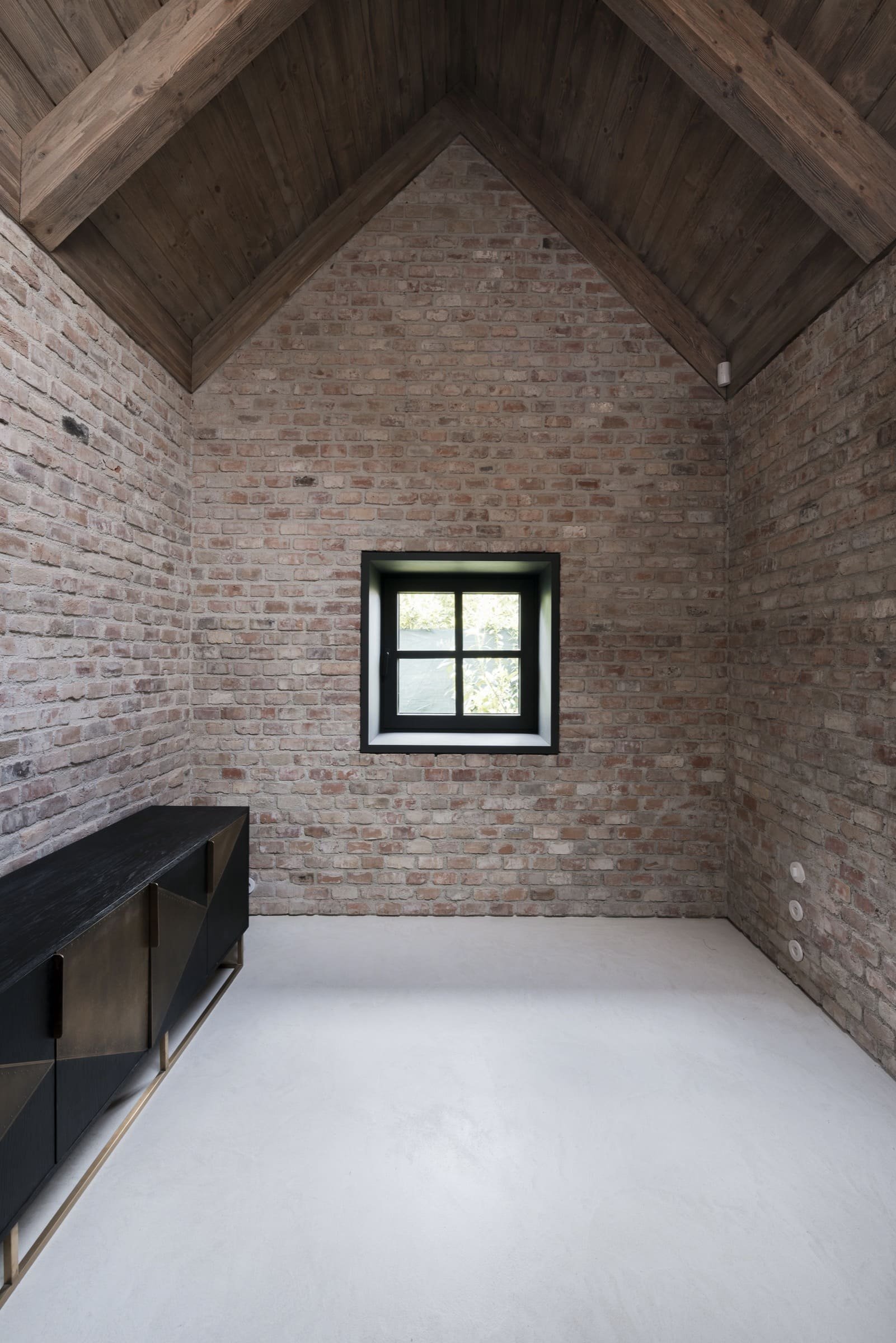 Moderní dům ze zrecyklovaného zdiva