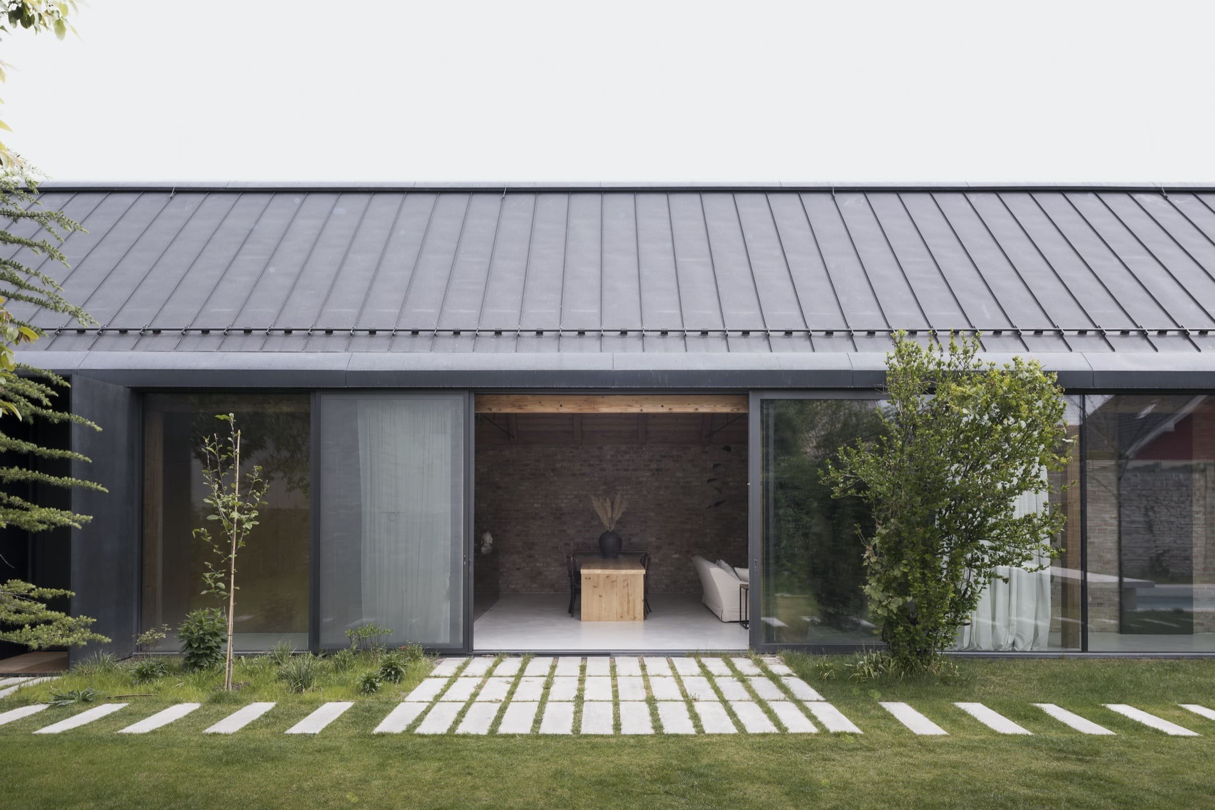 Moderní dům ze zrecyklovaného zdiva