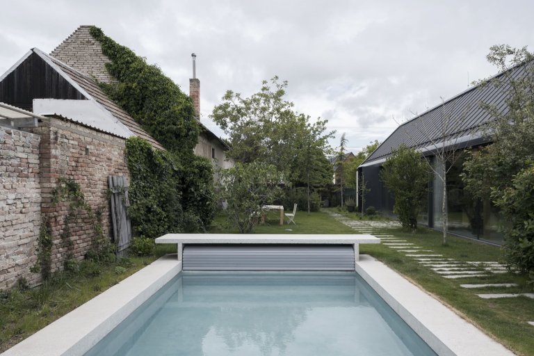 Moderní dům ze zrecyklovaného zdiva