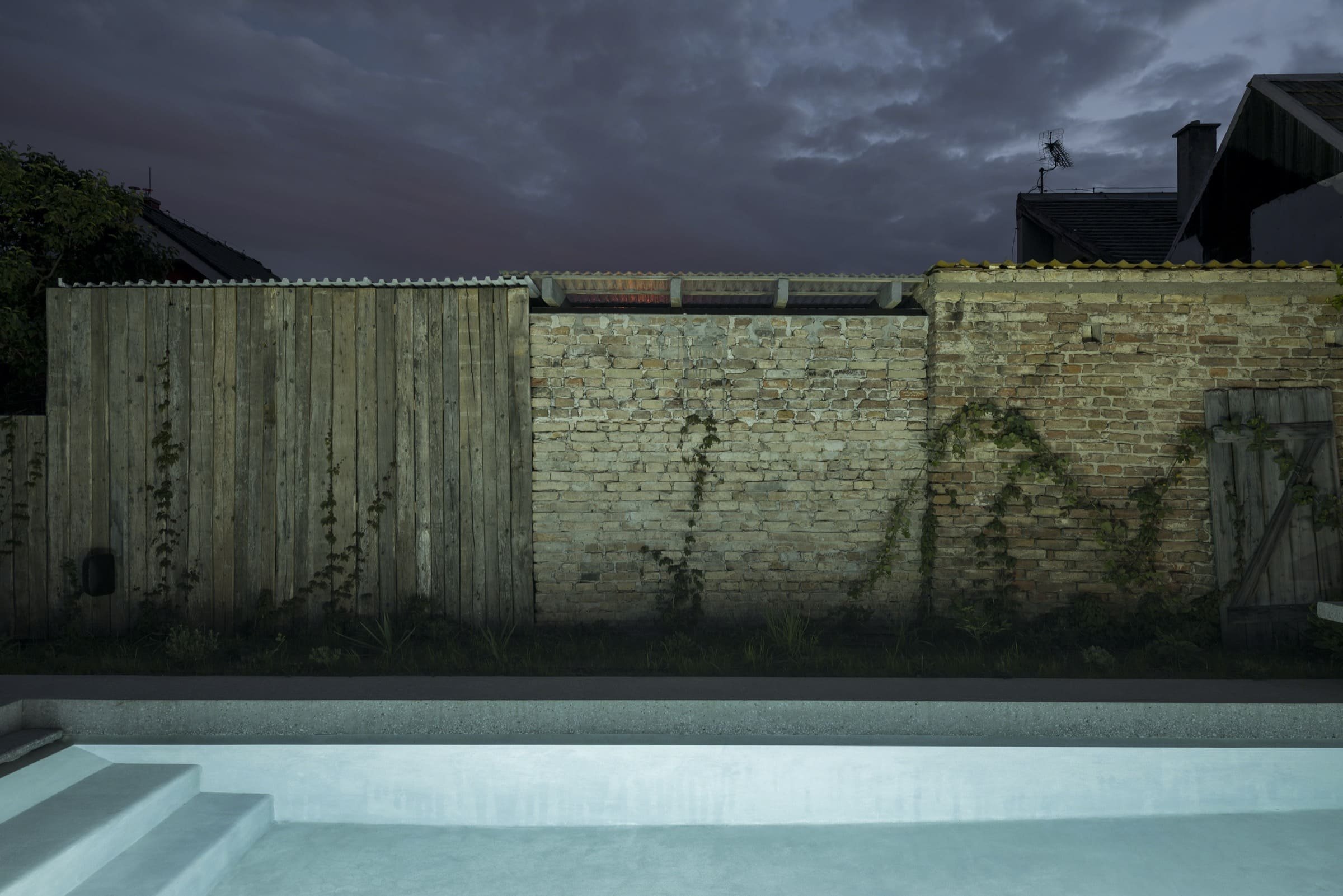 Moderní dům ze zrecyklovaného zdiva