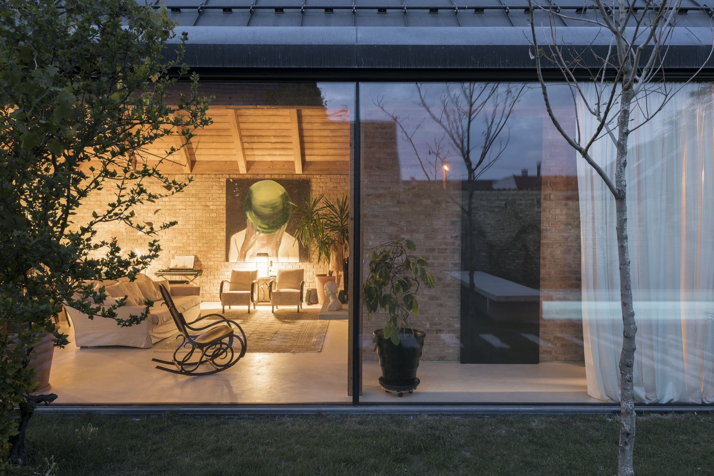 Moderní dům ze zrecyklovaného zdiva