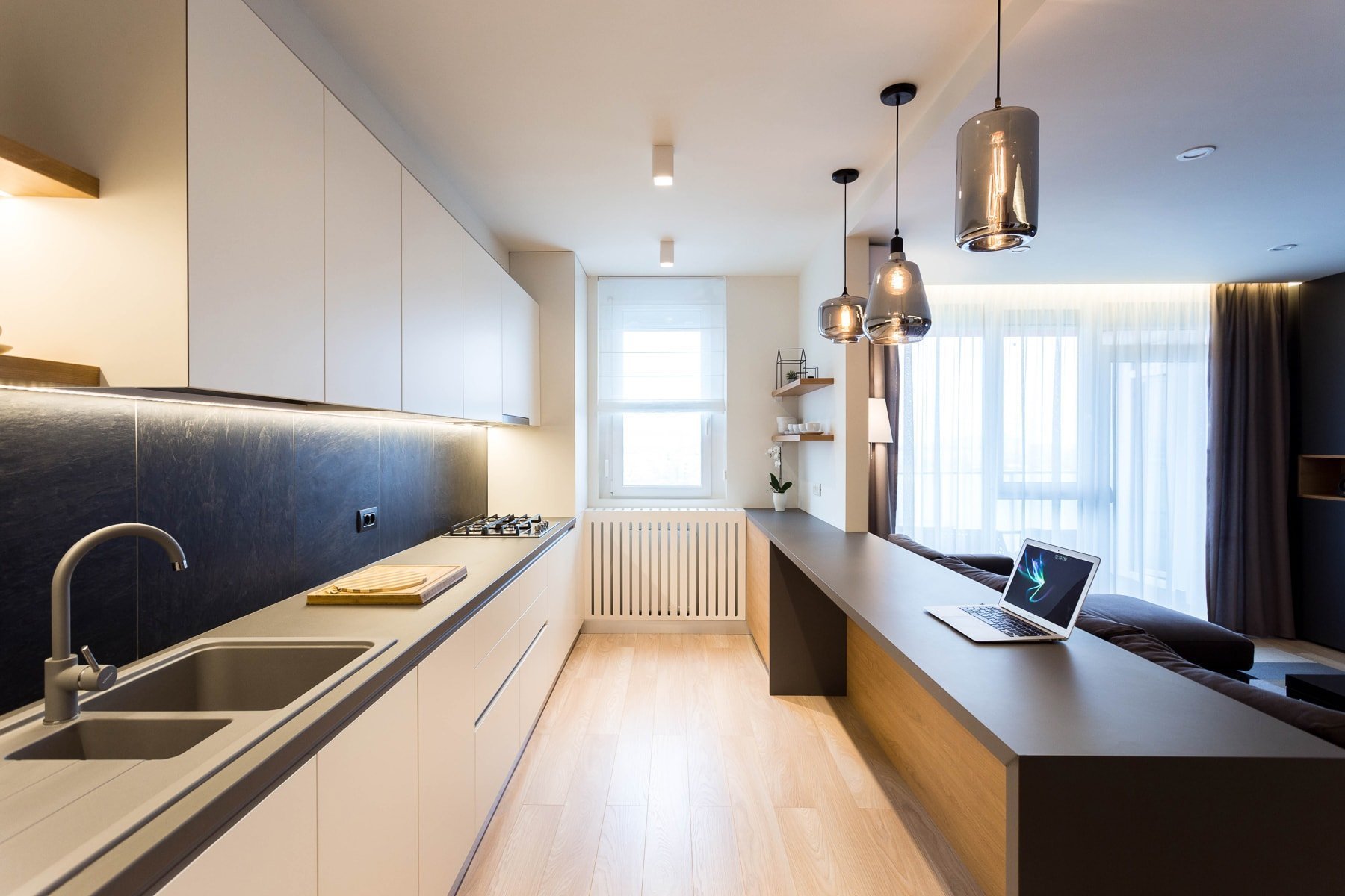 Moderní interiér s černou stěnou