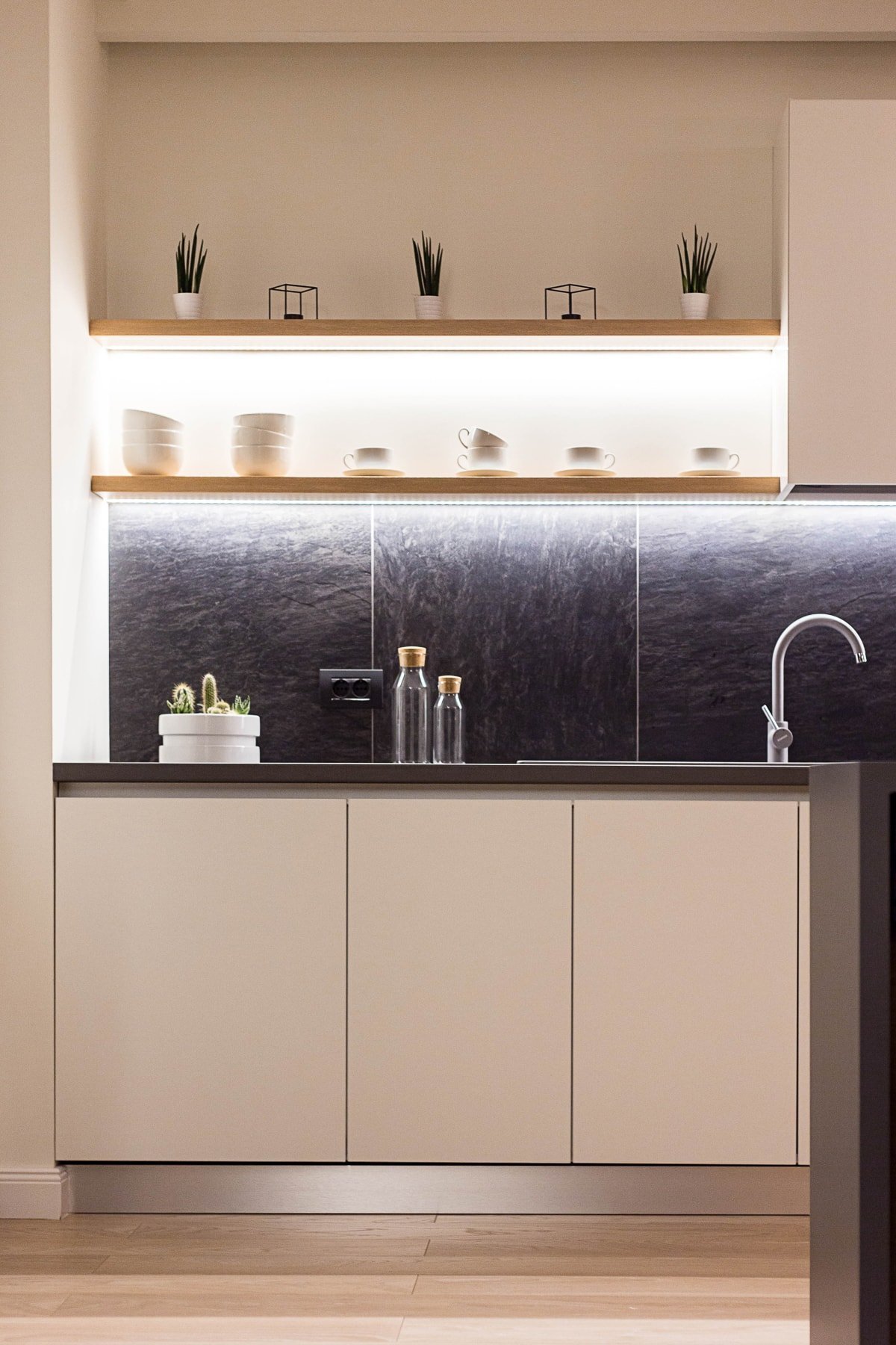 Moderní interiér s černou stěnou