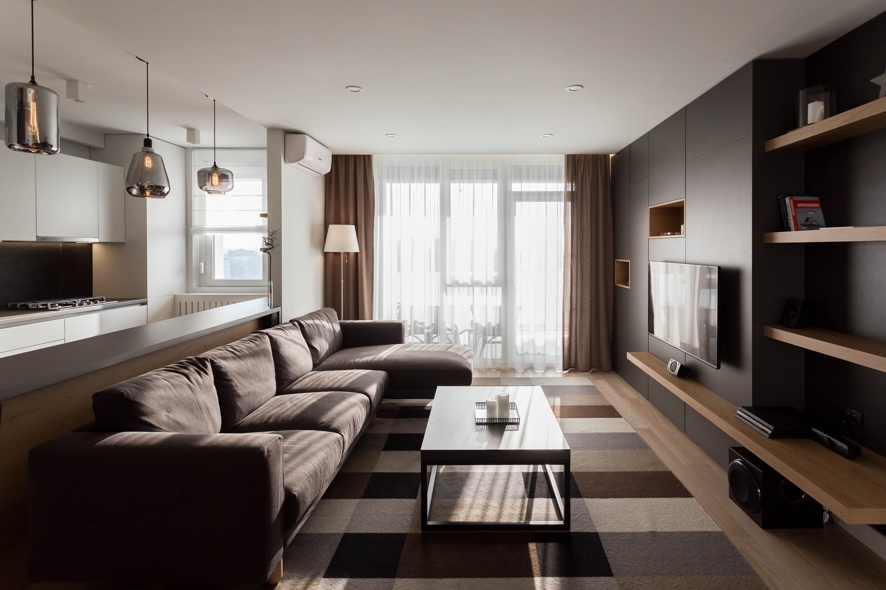 Moderní interiér s černou stěnou