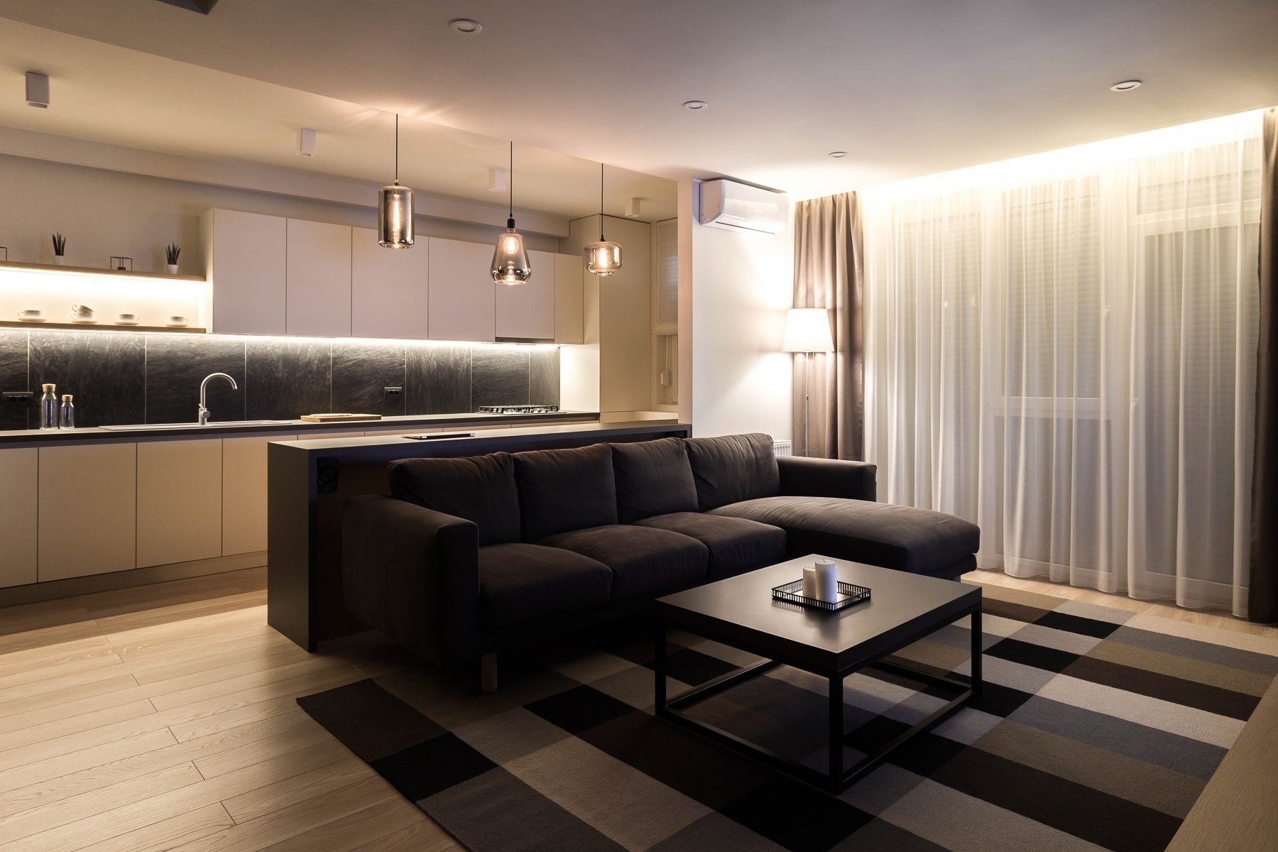 Moderní interiér s černou stěnou