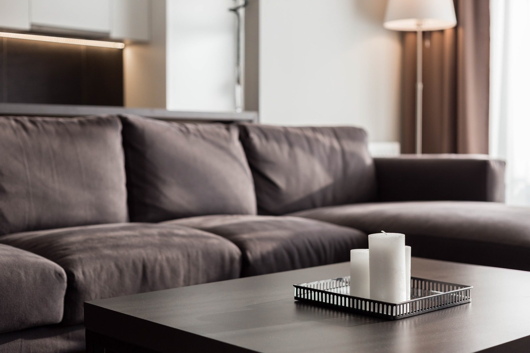 Moderní interiér s černou stěnou