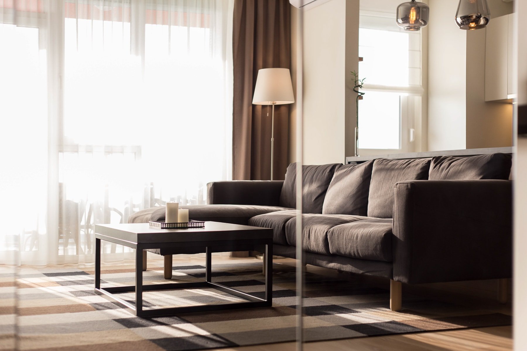 Moderní interiér s černou stěnou