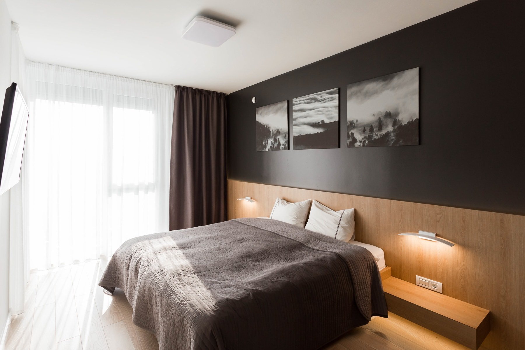 Moderní interiér s černou stěnou