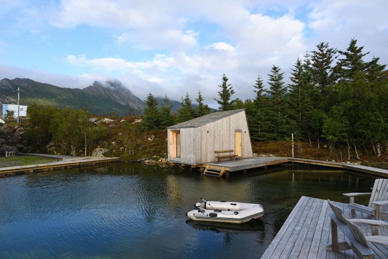 Moderní komplex u pobřeží Norska