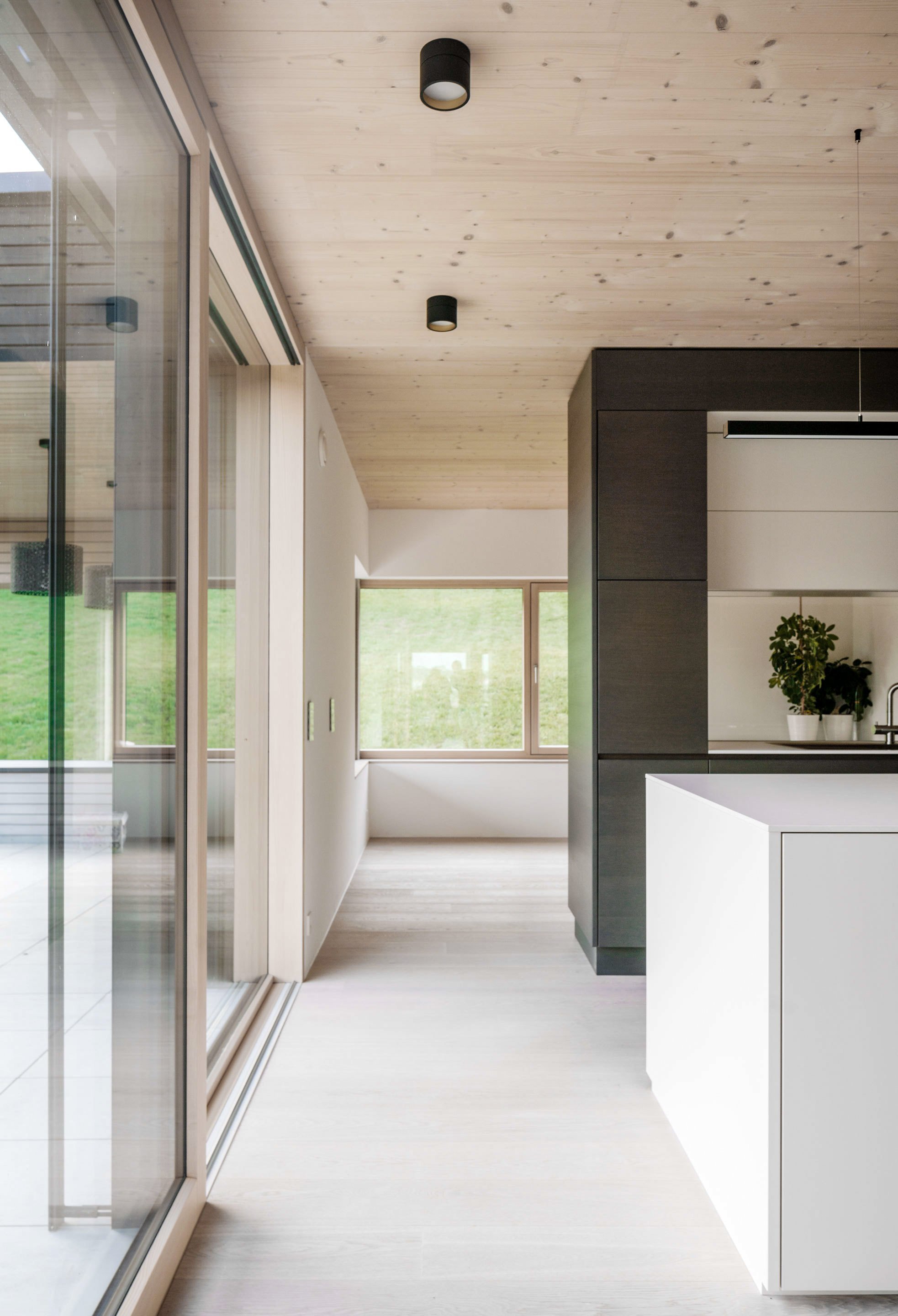 Moderní prefabrikovaná dřevostavba smontovaná na místě