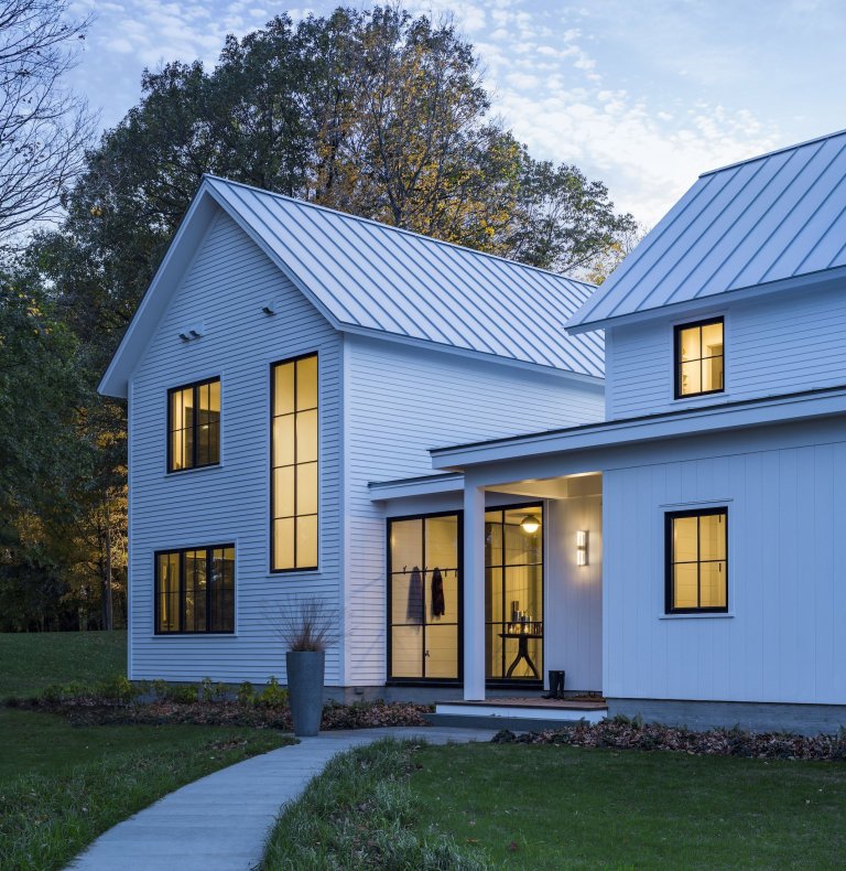 Moderní statek na břehu jezera