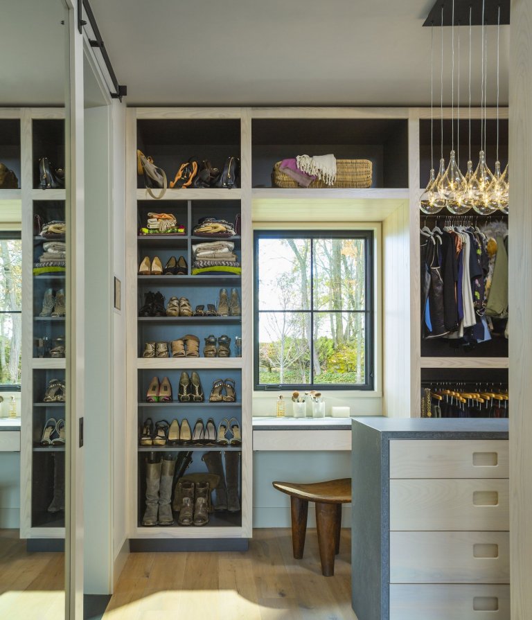 Moderní statek na břehu jezera