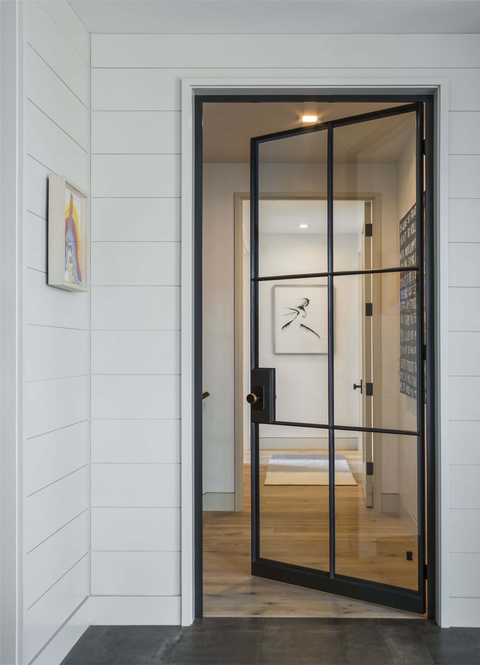 Moderní statek na břehu jezera