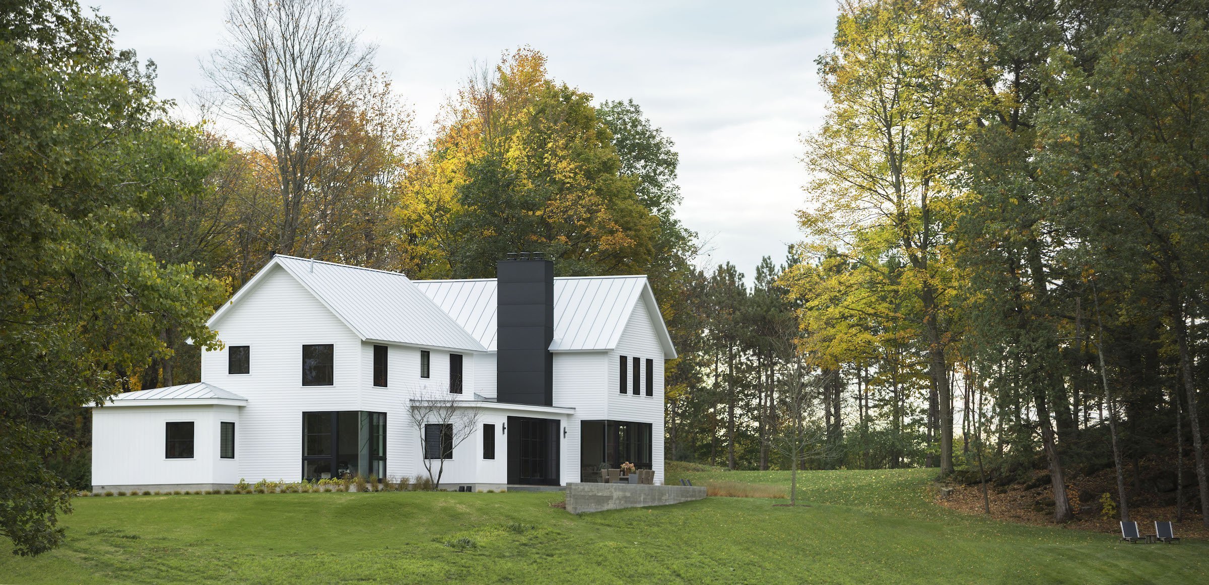 Moderní statek na břehu jezera