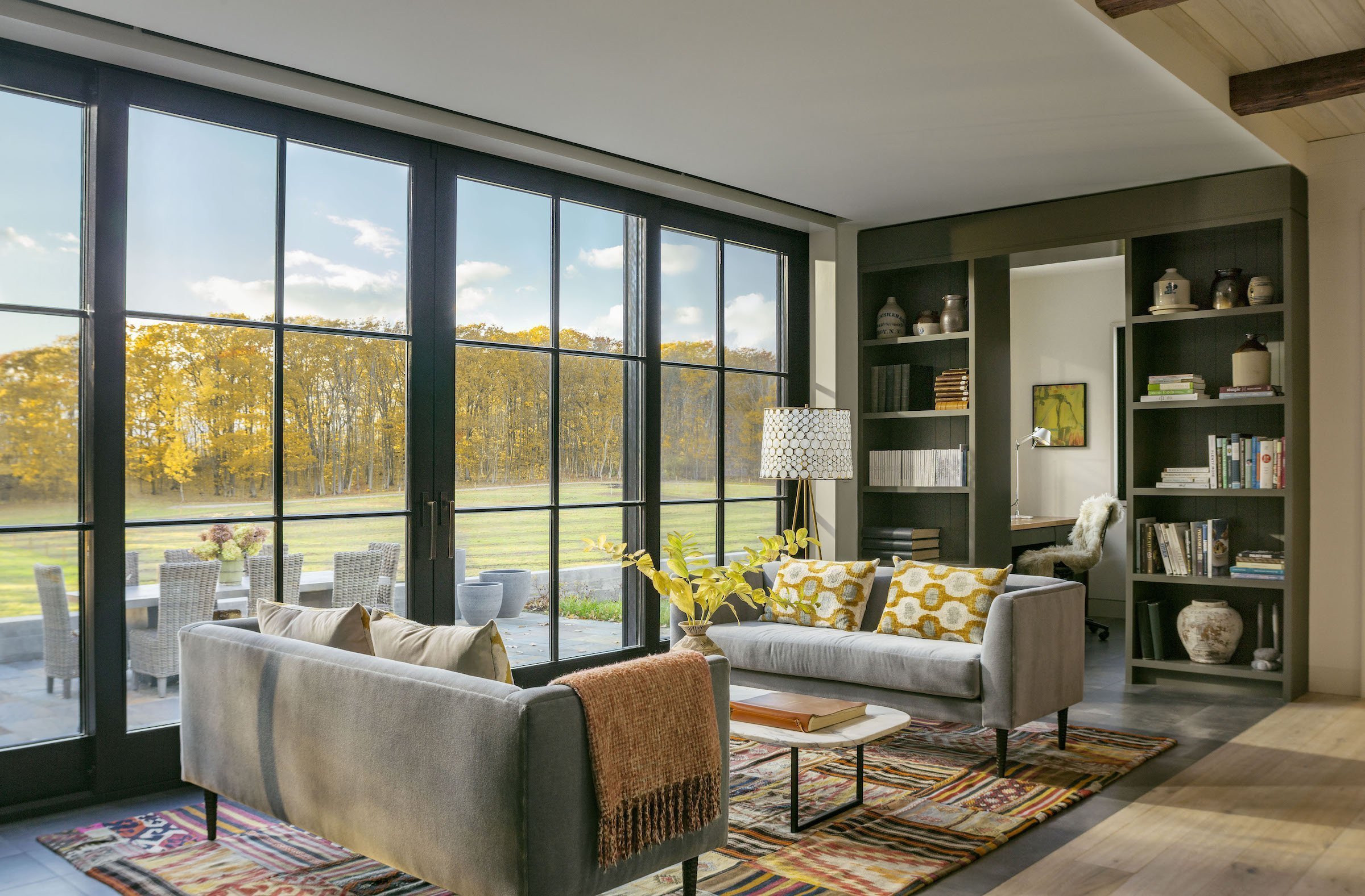 Moderní statek na břehu jezera