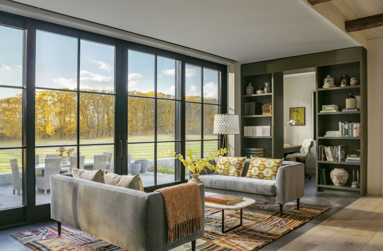 Moderní statek na břehu jezera