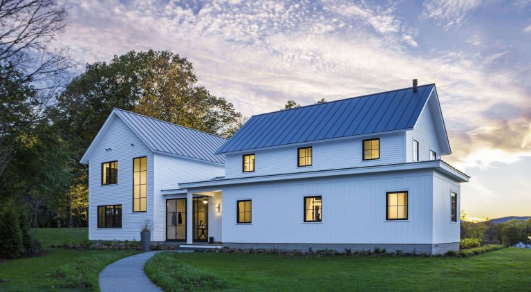 Moderní statek na břehu jezera