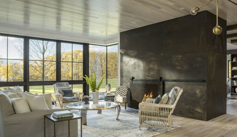 Moderní statek na břehu jezera