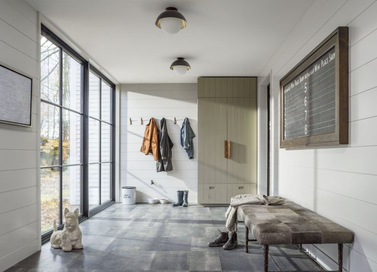 Moderní statek na břehu jezera