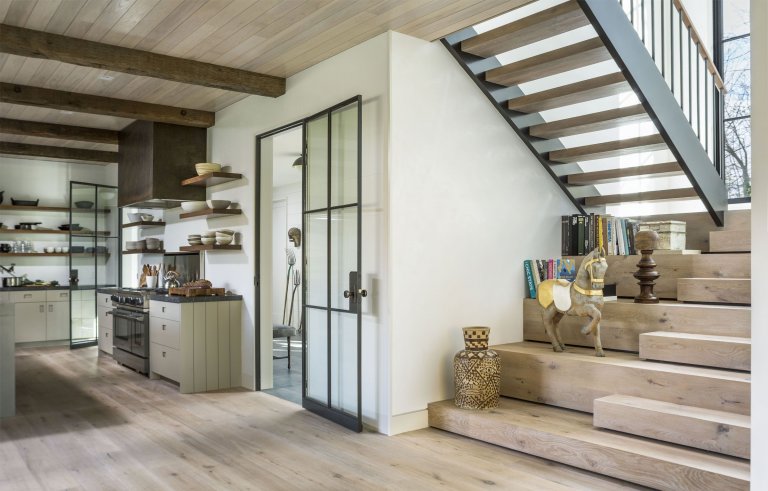 Moderní statek na břehu jezera