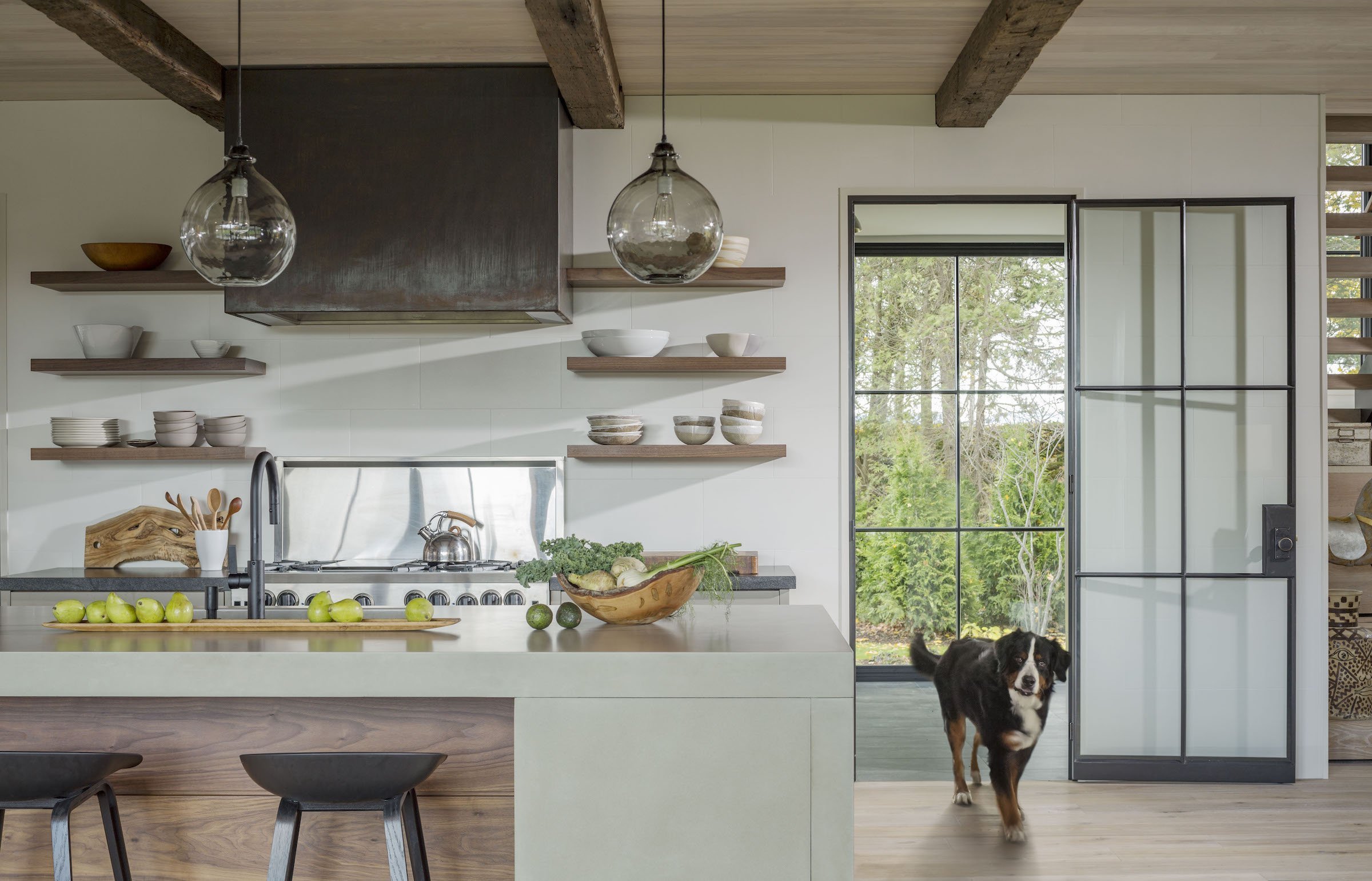 Moderní statek na břehu jezera