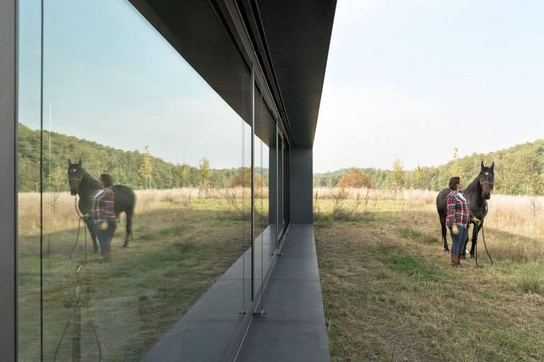 Moderní stodola se sedlovou střechou