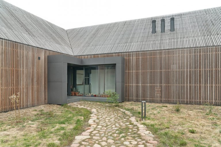 Moderní stodola se sedlovou střechou