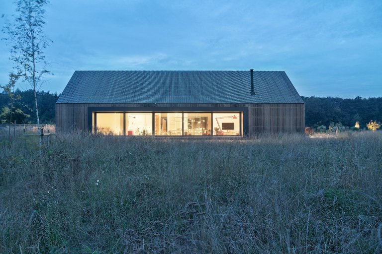 Moderní stodola se sedlovou střechou