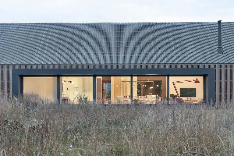 Moderní stodola se sedlovou střechou