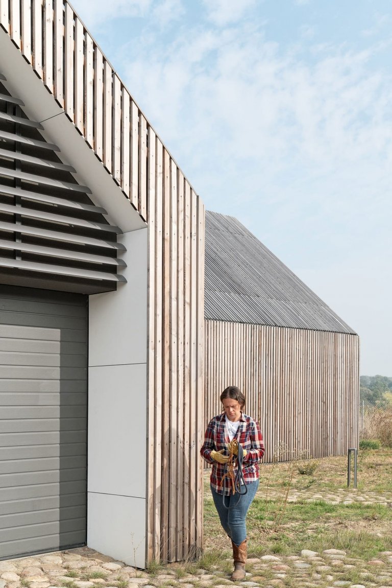 Moderní stodola se sedlovou střechou