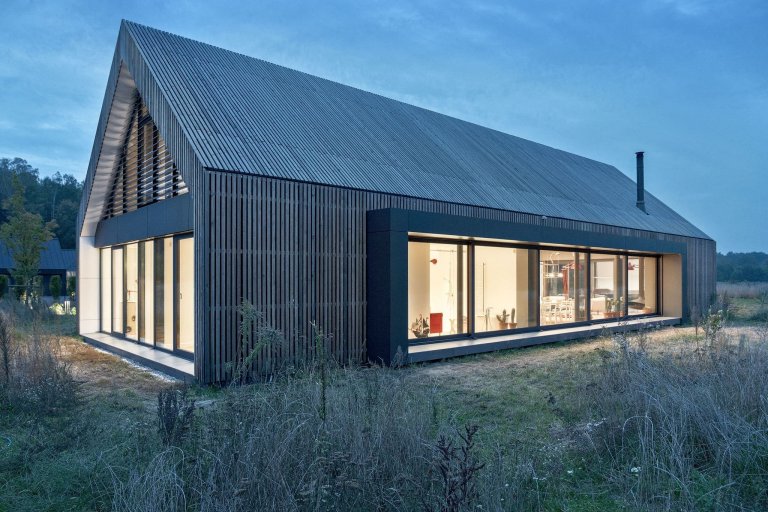 Moderní stodola se sedlovou střechou