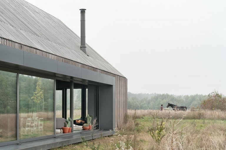 Moderní stodola se sedlovou střechou