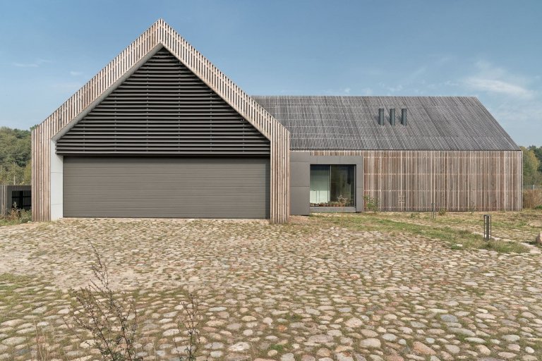 Moderní stodola se sedlovou střechou