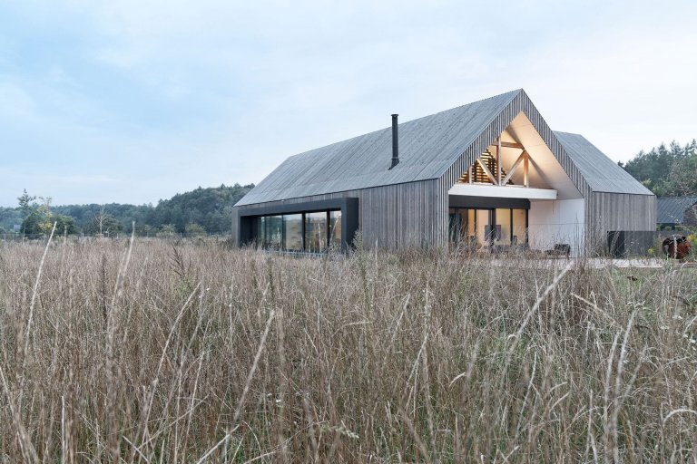 Moderní stodola se sedlovou střechou