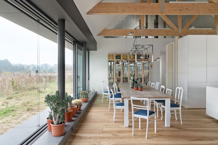 Moderní stodola se sedlovou střechou