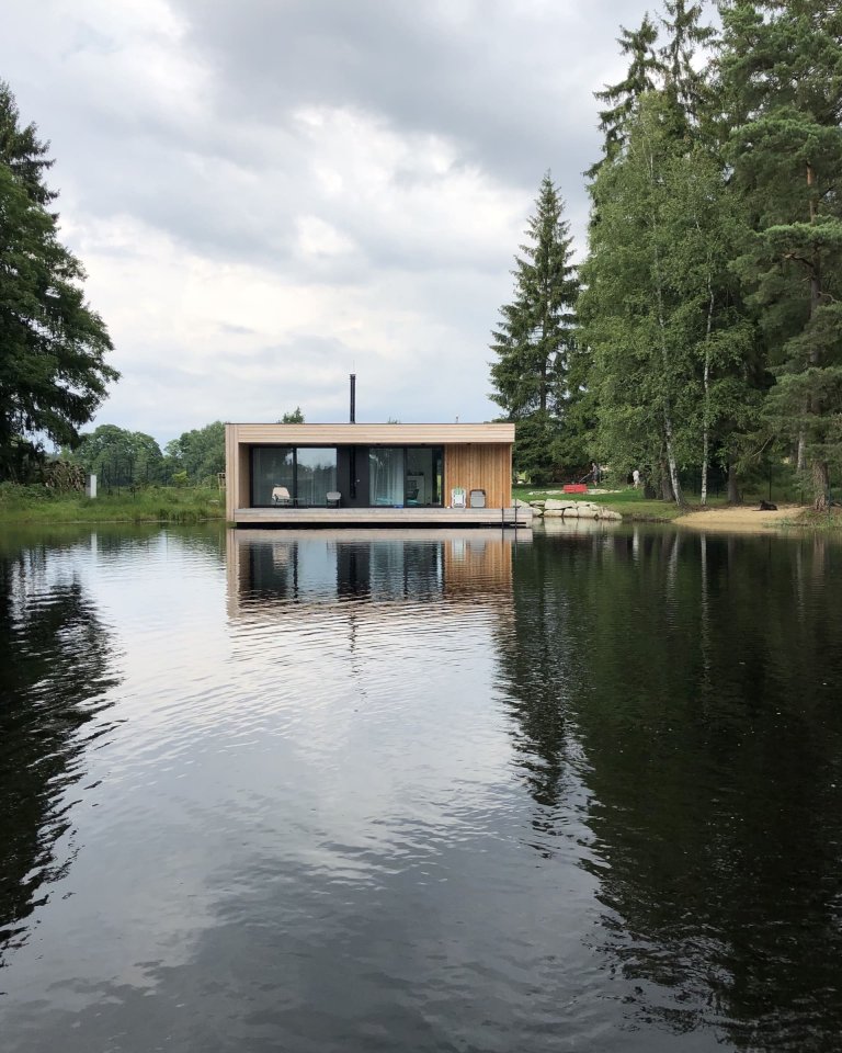 Moderní víkendový dům vznášející se na vodní hladině