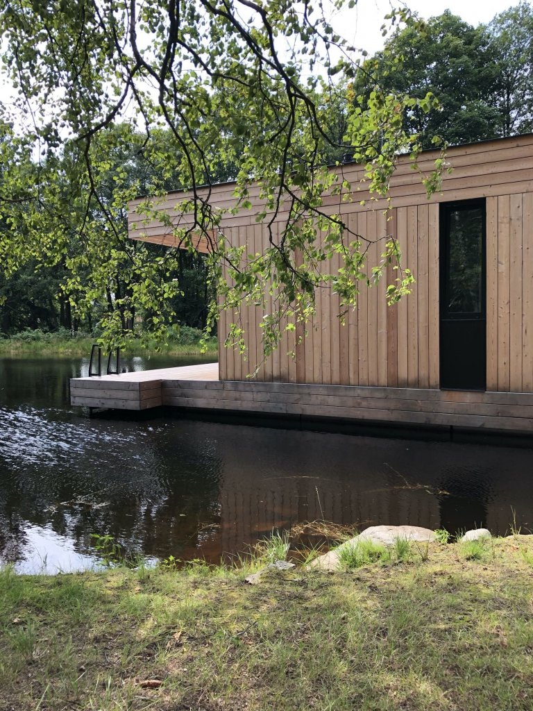 Moderní víkendový dům vznášející se na vodní hladině