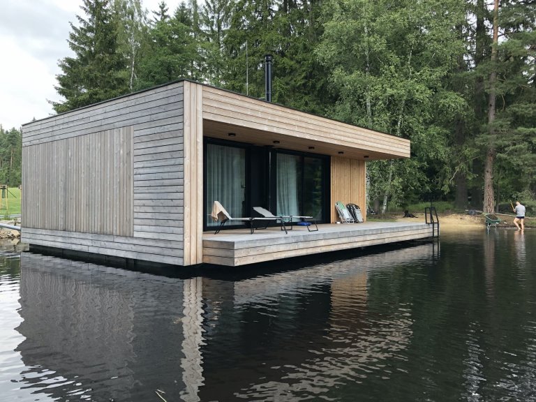Moderní víkendový dům vznášející se na vodní hladině