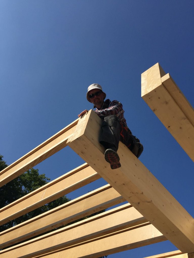 Moderní víkendový dům vznášející se na vodní hladině