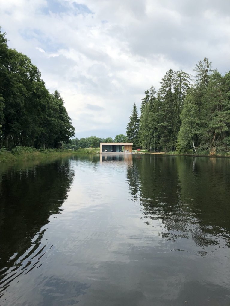Moderní víkendový dům vznášející se na vodní hladině