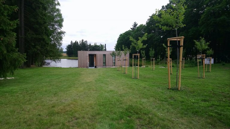 Moderní víkendový dům vznášející se na vodní hladině