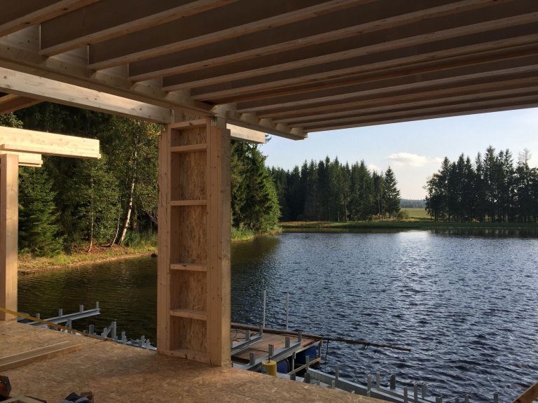 Moderní víkendový dům vznášející se na vodní hladině