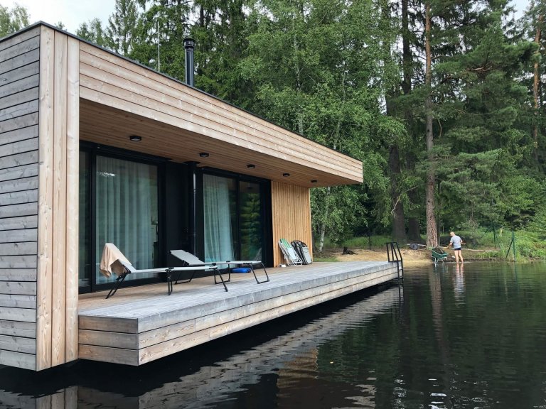 Moderní víkendový dům vznášející se na vodní hladině