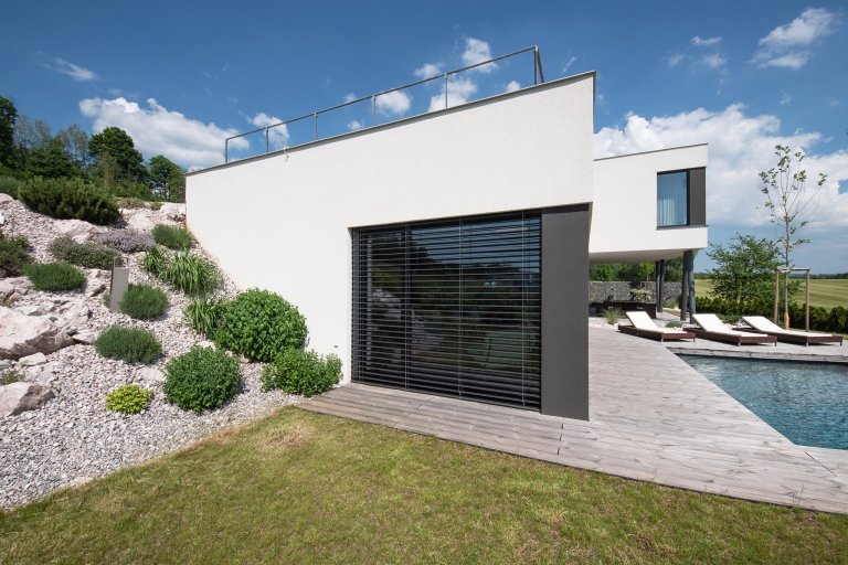 Moderní vila splývá s terénem