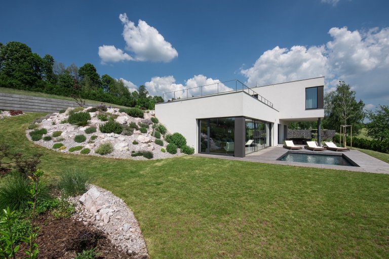 Moderní vila splývá s terénem